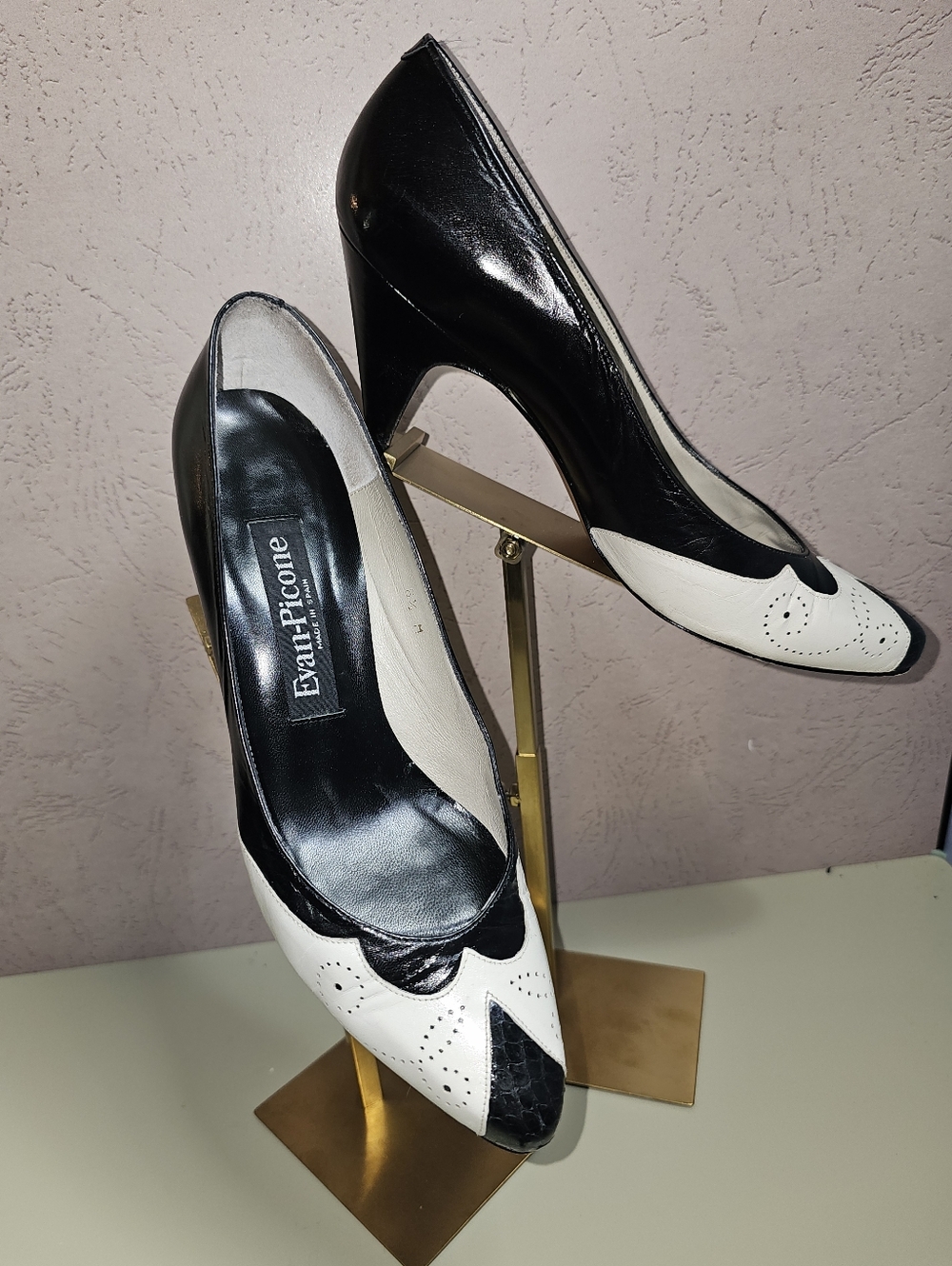 VintageEvan Picone Black & White  Pointed Toe Pumps with Brogue Detail